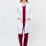 Halat medical dama cu maneca lunga, cu doua buzunare si inchidere prin capse