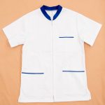 Bluză Medicală pentru Bărbați cu 2 Buzunare Laterale și 1 Buzunar la Piept - Alb cu albastru