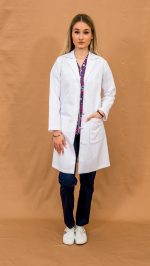 Halat medical dama cu maneca lunga, cu doua buzunare si inchidere prin capse